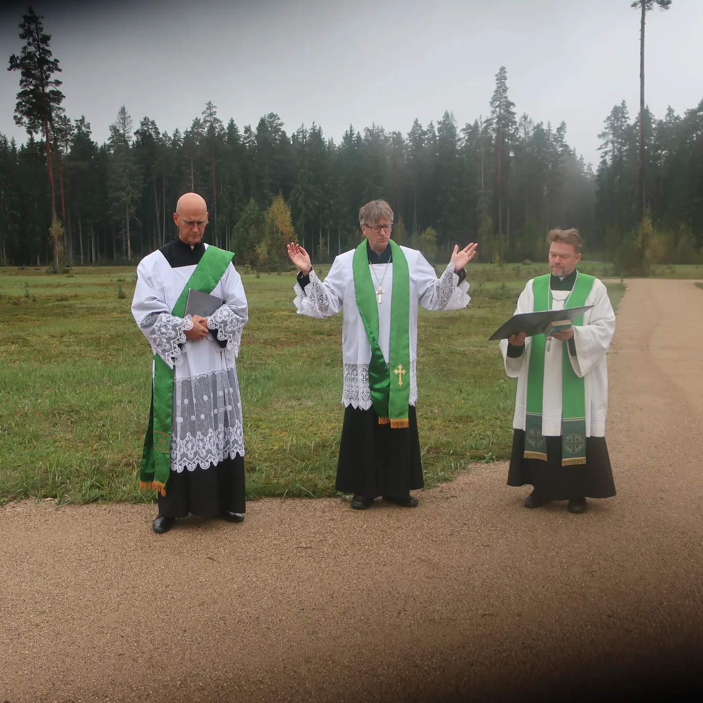 Kalmistu pühitsemistseremoonia viisid läbi Põlva Maarja koguduse õpetaja Toomas Nigola (keskel), sama koguduse diakon Urmas Koorits (vasakul) ning Põlva Püha Peetri koguduse õpetaja Leevi Lillemäe.