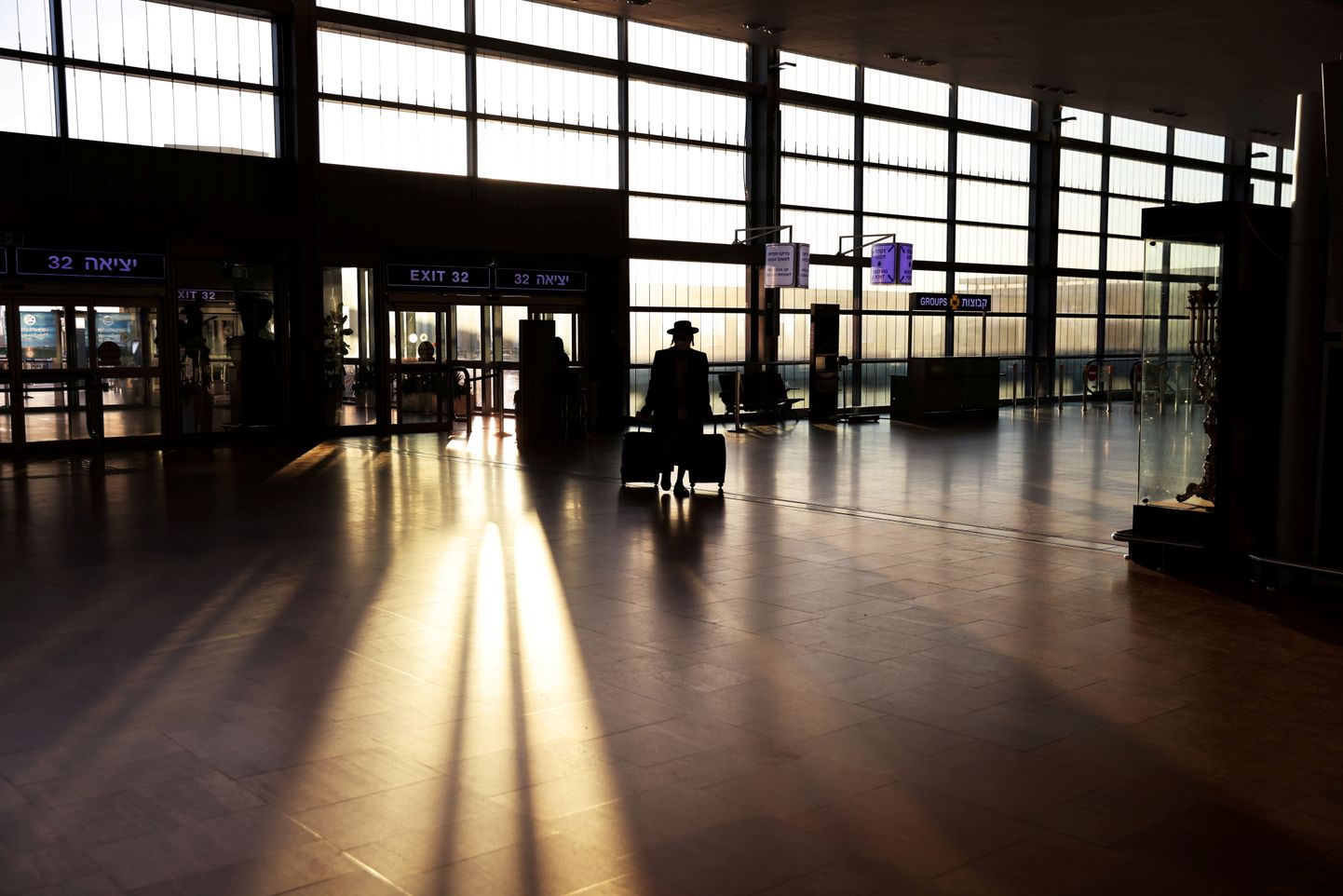 Pasažieris ierodas Ben Guriona starptautiskās lidostas terminālī, pirms Izraēla aizliedz starptautiskos lidojumus.