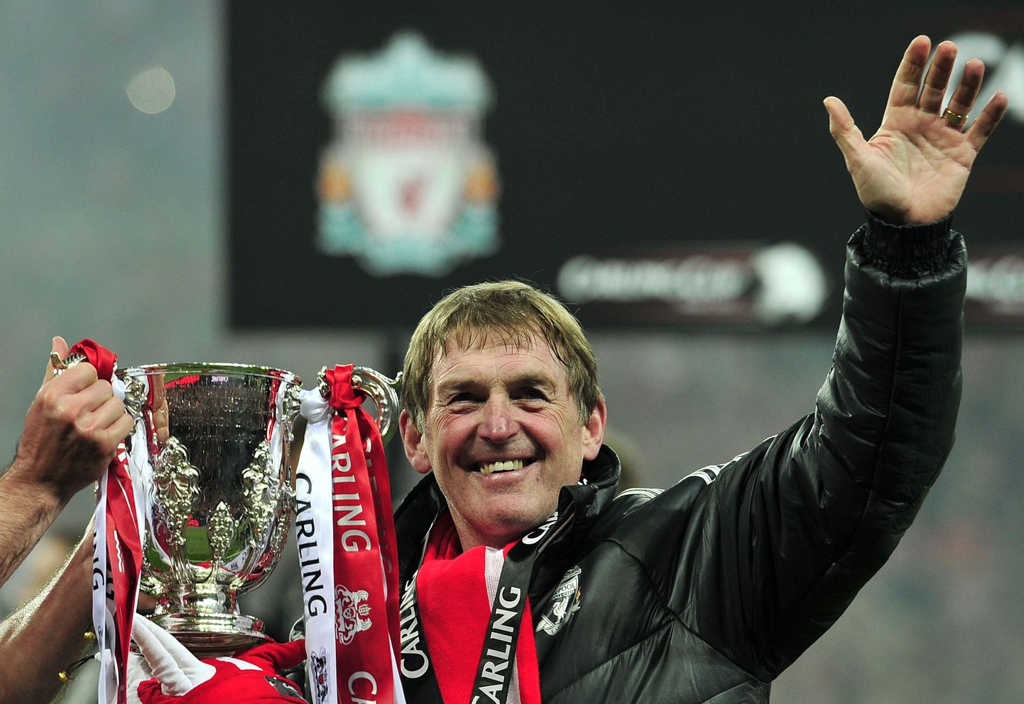 Liverpooli peatreener Kenny Dalglish võitu tähistamas.