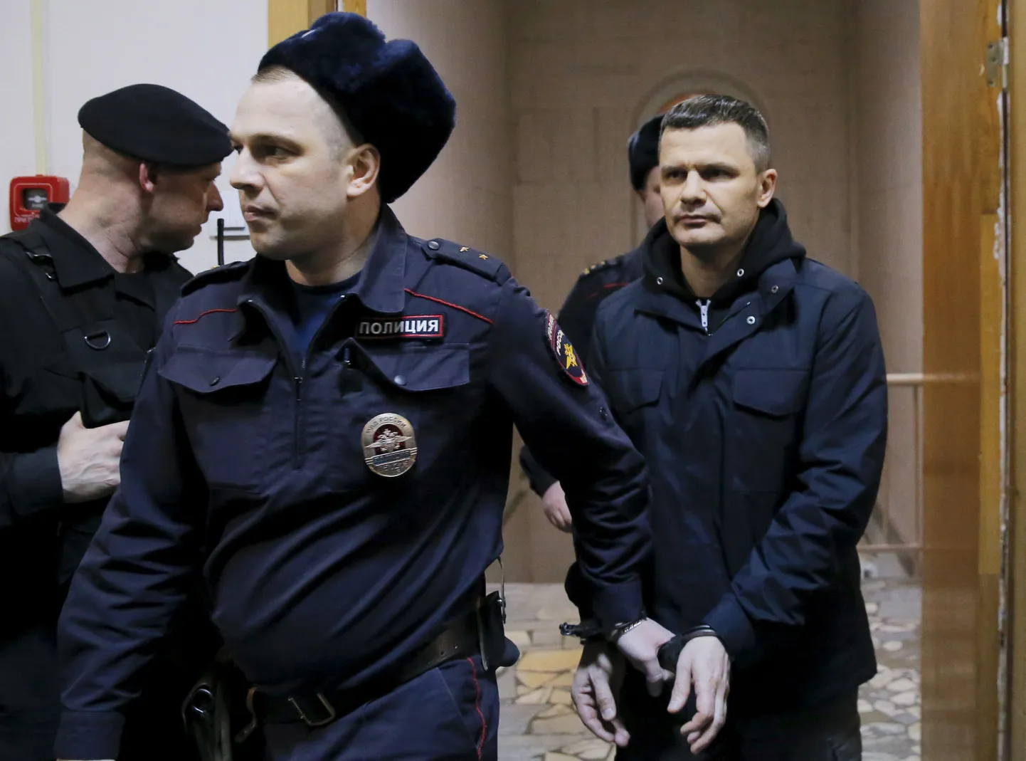 Domodedovo lennujaama omanik Dmitri Kamenštšik vahi all