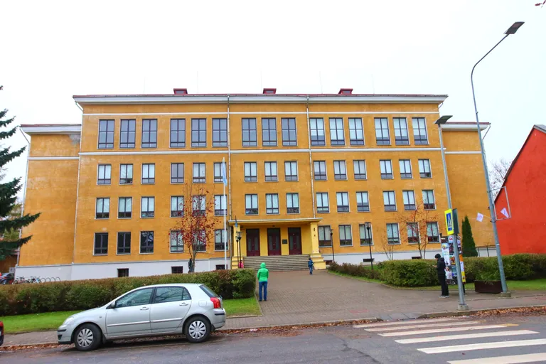 Võru 2. keskkool kolis Vabaduse koolimajja pärast seda, kui Pjotr Volin oli kooli lõpetanud. Küll aga on selles majas töötanud tema isa.