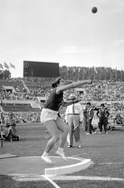 Tamara Press 1960. aastal Rooma olümpiamängude kuulitõukefinaalis, kus ta võitis kuldmedali. FOTO: Scanpix