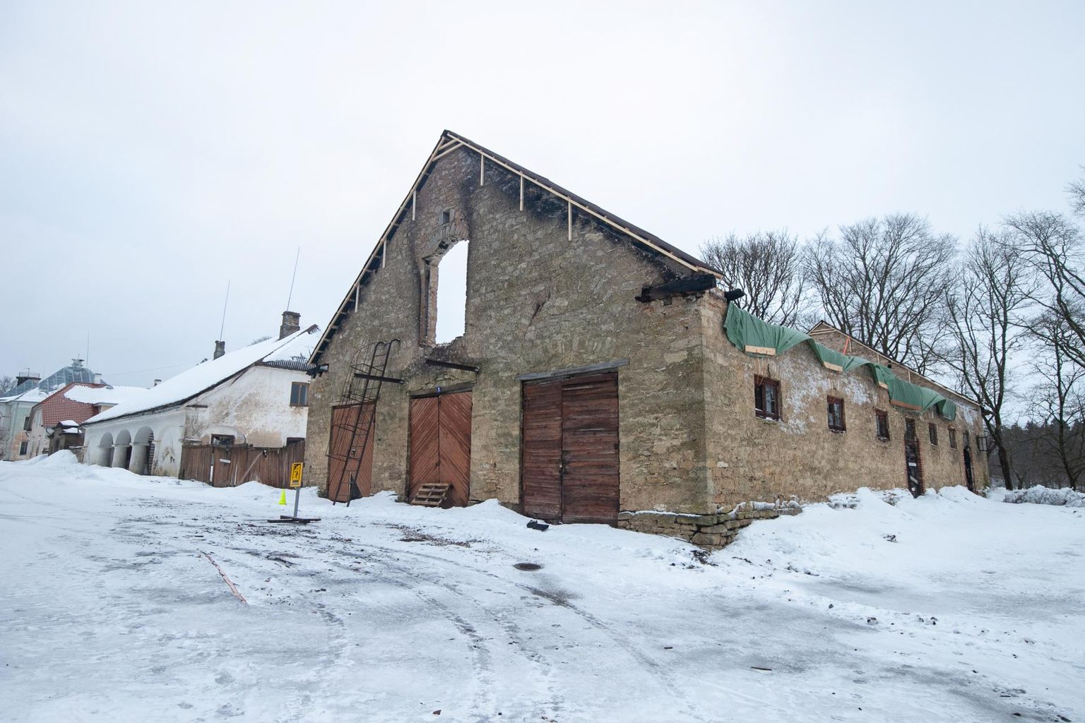 2. novembri tulekahjus kannatanud Porkuni mõisa tallihoone müürid on konserveeritud, vahelagi kaetud ehituskilega.