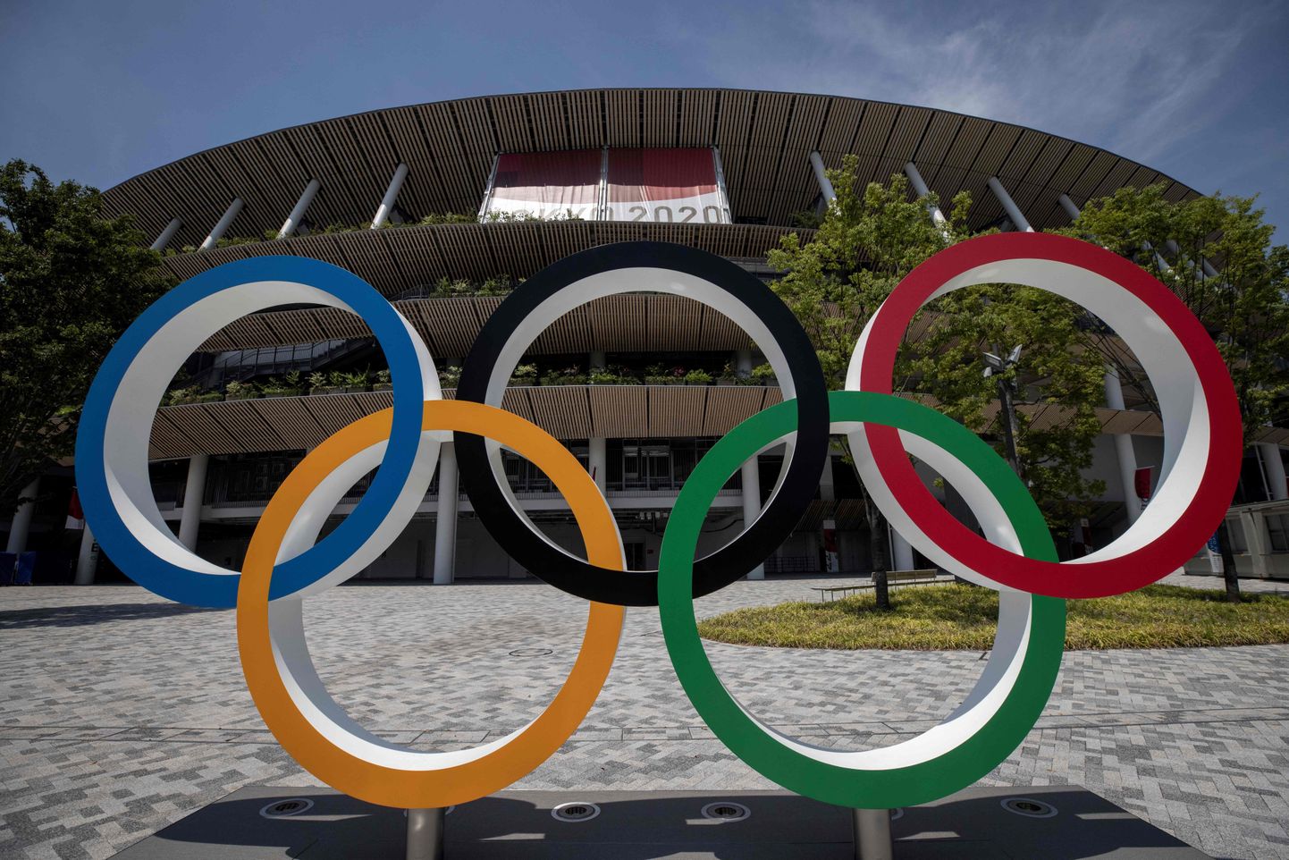 Олимпийские кольца перед главным олимпийским стадионом в Токио.