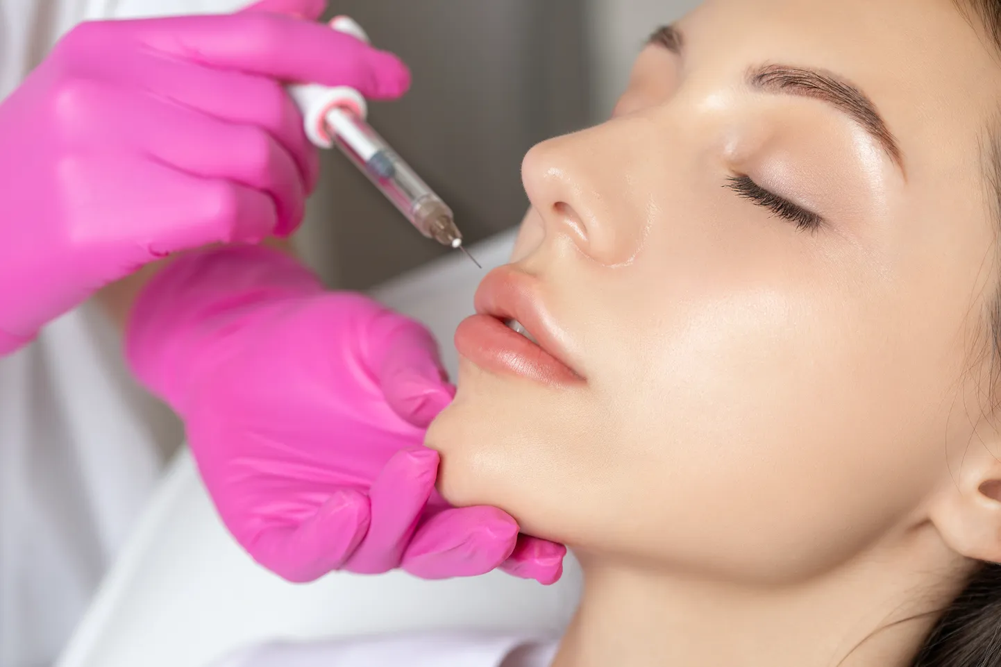 Инъекции в губы - обычная косметологическая процедура. Иллюстративное фото