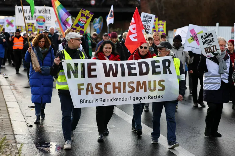 Saksa meeleavaldajad protestivad 7. detsembril Berliinis parempopulistliku erakonna Alternative für Deutschland (AfD) vastu plakatiga «Mitte kunagi enam fašismi».