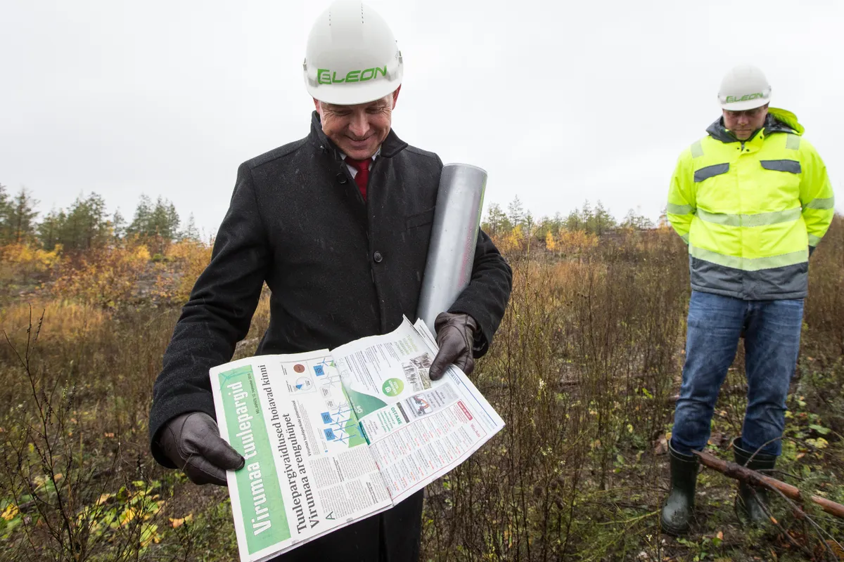 Aidu tuuleparki rajava OÜ Eleon Greeni juht Andres Sõnajalg pani nurgakivi silindrisse Virumaa tuuleparkide arendustest rääkiva Põhjaranniku vahel ilmunud erilehe.