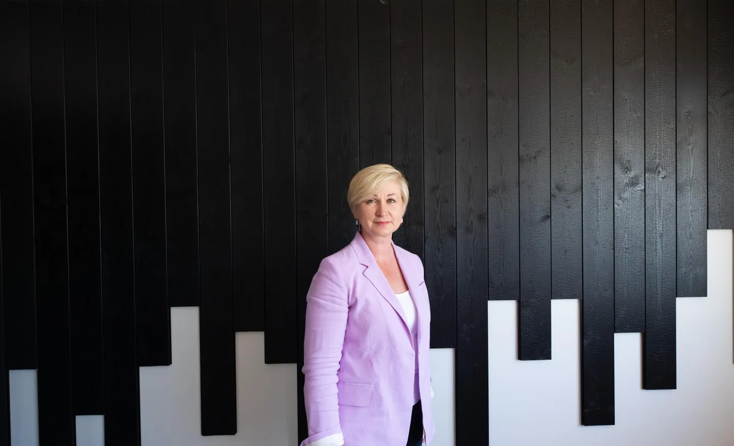 Puidukoja tegevjuht Eveli Opmann rääkis, et ettevõtte renoveeritud kontorihoones on kasutatud võimalikult palju omaenda tooteid. Ka tema selja taha jäävad mustad seinalauad on tulnud oma tehasest.