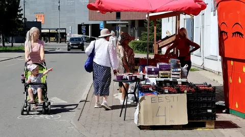 Неудобно и небезопасно: в Тарту из-за клубничного лотка пешеходы вынуждены сходить с тротуара на проезжую часть
