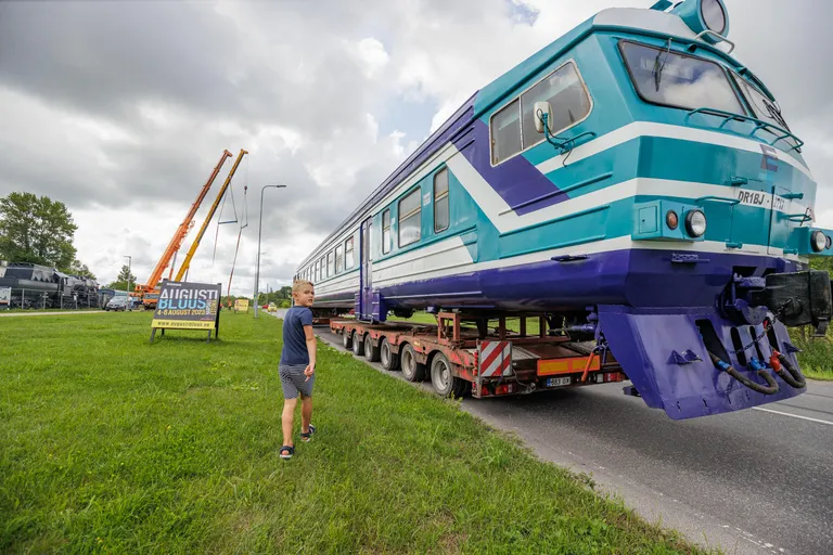 Haapsalu raudtee- ja sidemuuseumi kogu täienes teisipäeval uue eksponaadiga – diiselrongi juhtvaguniga DR1BJ-2717, mis on viimane säilinud seda tüüpi vagun Eestis