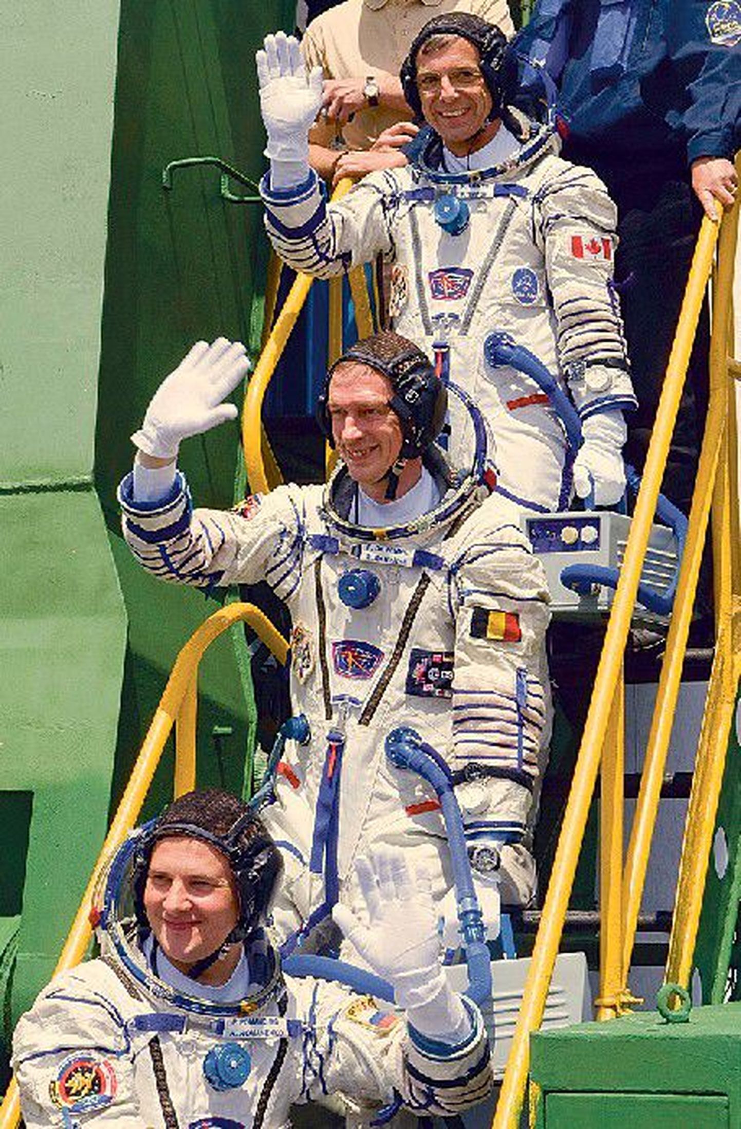 Новый экипаж МКС: канадец Роберт Терск (сверху вниз), бельгиец Франк де Винн и российский космонавт Роман Романенко.