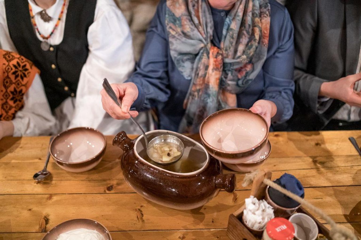 Rocca al Mare vabaõhumuuseumi Kolu kõrtsis valmistati Põltsamaa supitegijate eestvõttel suppi, millist võidi süüa 150 aastat tagasi, kui peeti esimest laulupidu.