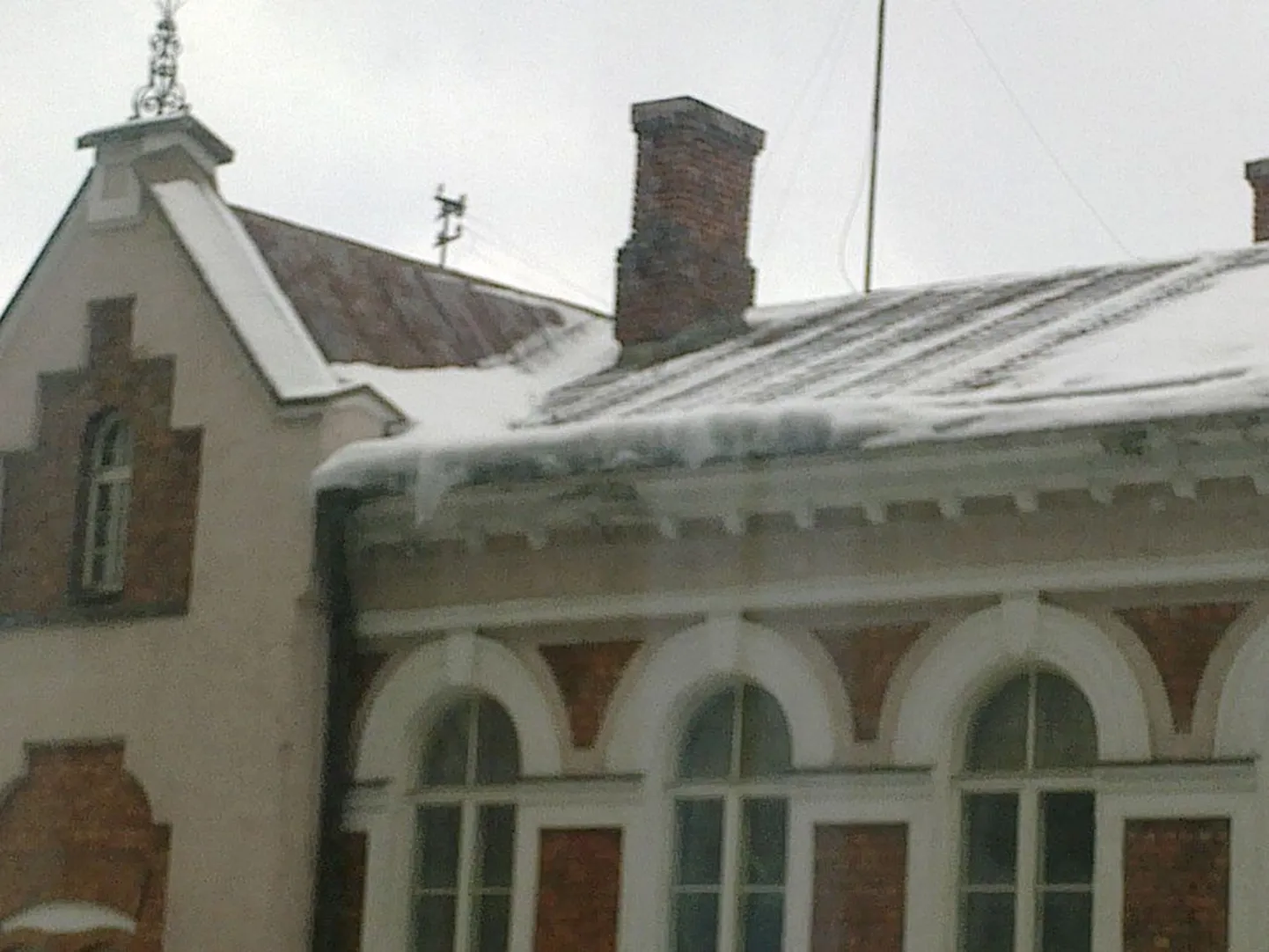 Tallinnas Tartu maanteel «Paberi» trammipeatuse juures asuva maja katusel ähvardab möödujaid uus jäälahmakas.