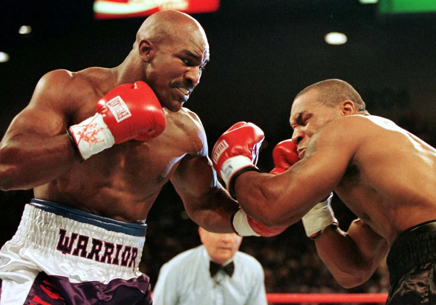 Evander Holyfield (vasakul) mälestusväärses 1997. aasta tiitlimatšis Tysoni vastu.