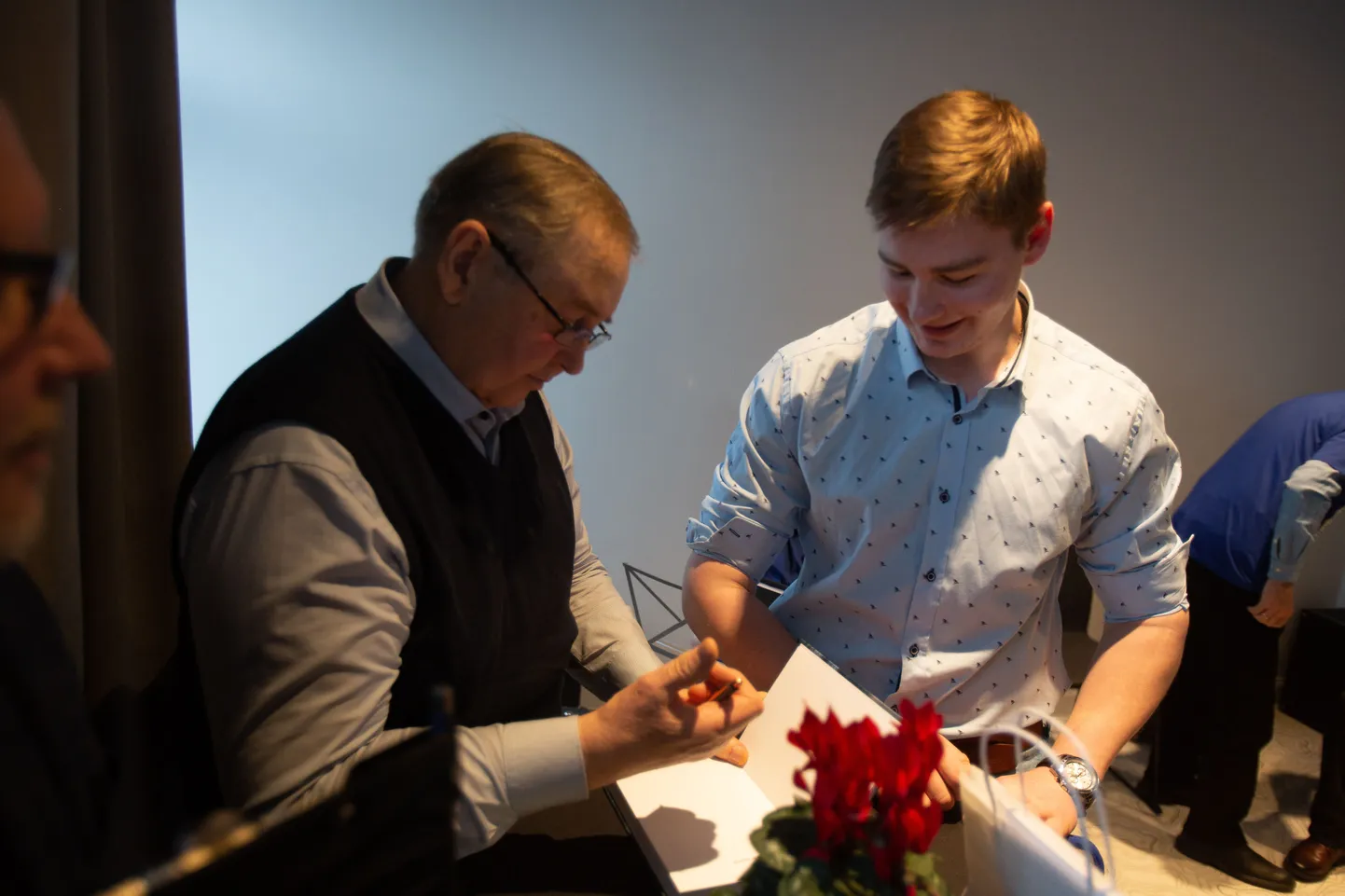 AUTOGRAMM LAULUSOLISTILE. Kirjanik Lembit Uustulndilt saab autogrammiga
raamatu "Avameri. Meri taskus" Horn akordionikvintetis laulusolistina
kaasa tegev Kevin Räim.
