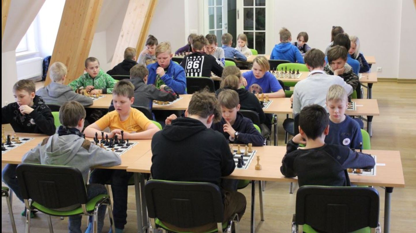 Suure-Jaani noortekeskuses peeti võistkondlike koolide maleturniiri.