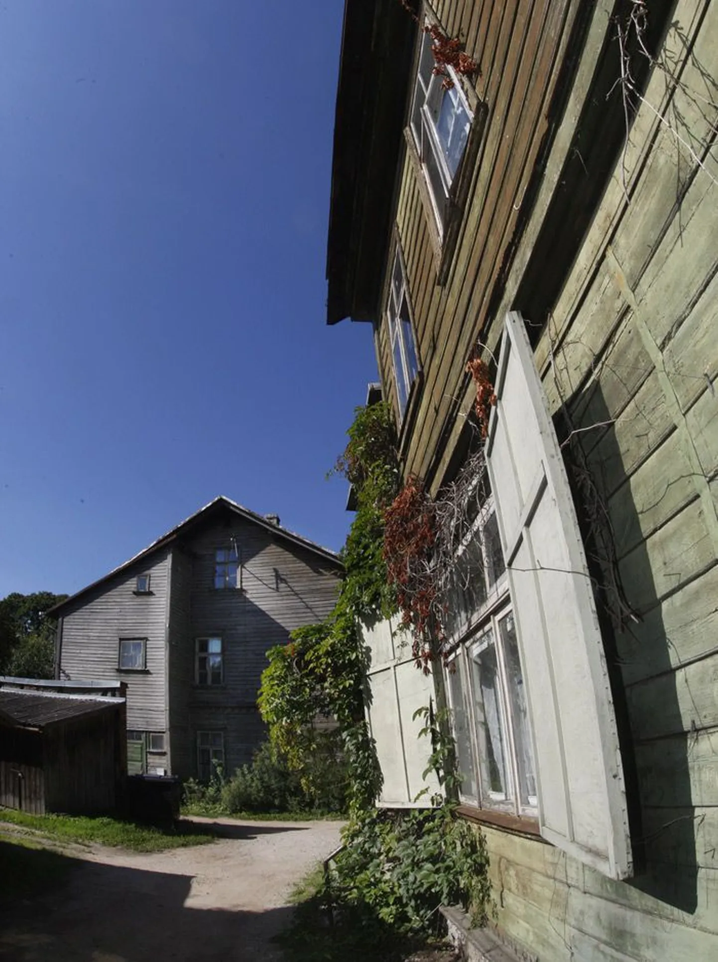 Riigikohus loodab suurema maja saada Tartusse alale, mida kavandati 1990. aastatel Eesti Rahva Muuseumi asukohaks, ent kuhu muuseumi siiski ei ehitatud. Puithooned aadressil Liivi 3 (esiplaanil) ja Liivi 5 on aastaid olnud arhitektuurimälestistena kaitse all.