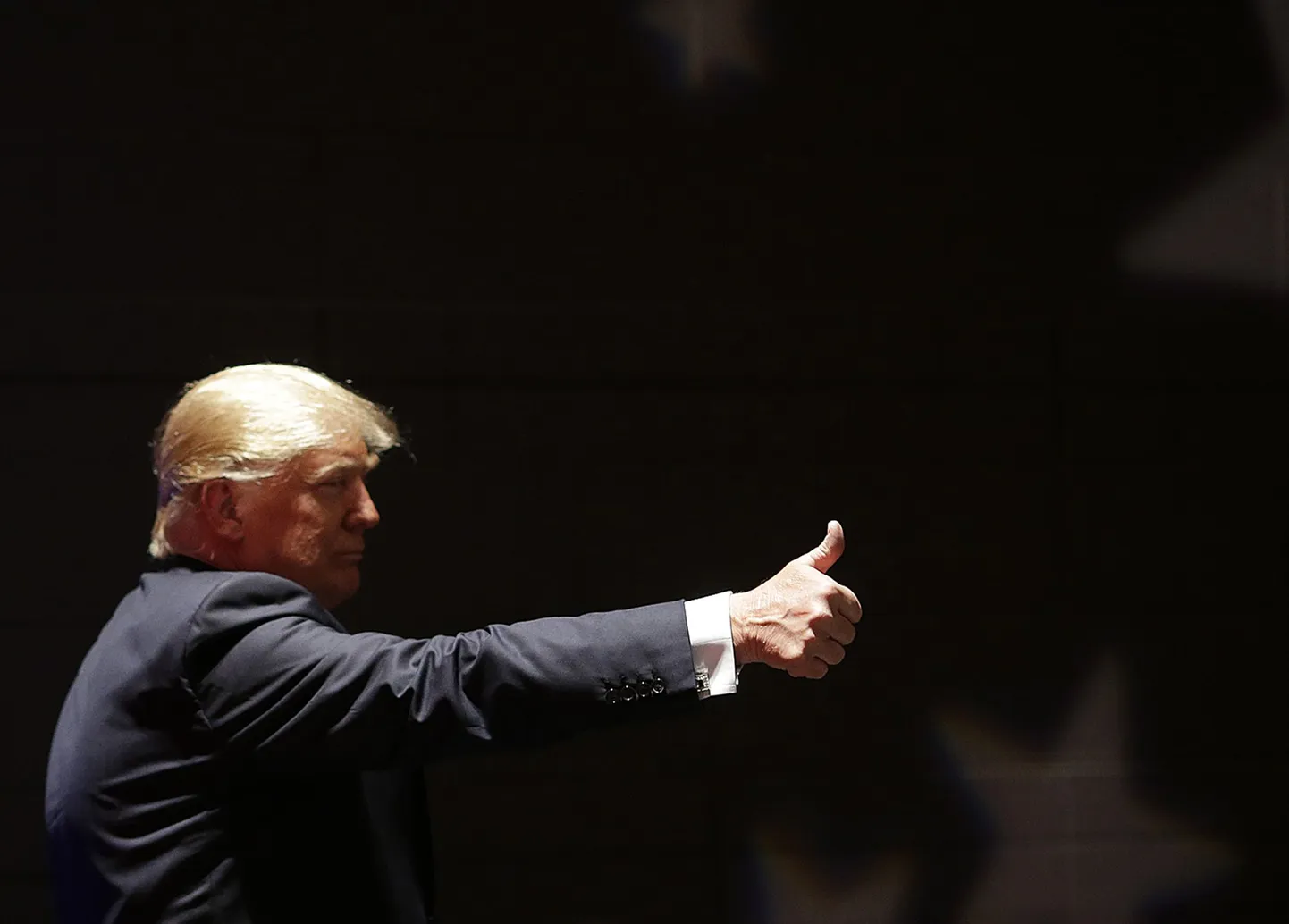 «On vaimustav näha, kui inimesed oma maa tagasi võtavad. Ja see juhtub ka Ühendriikides,» ütles Trump eile Šotimaal.