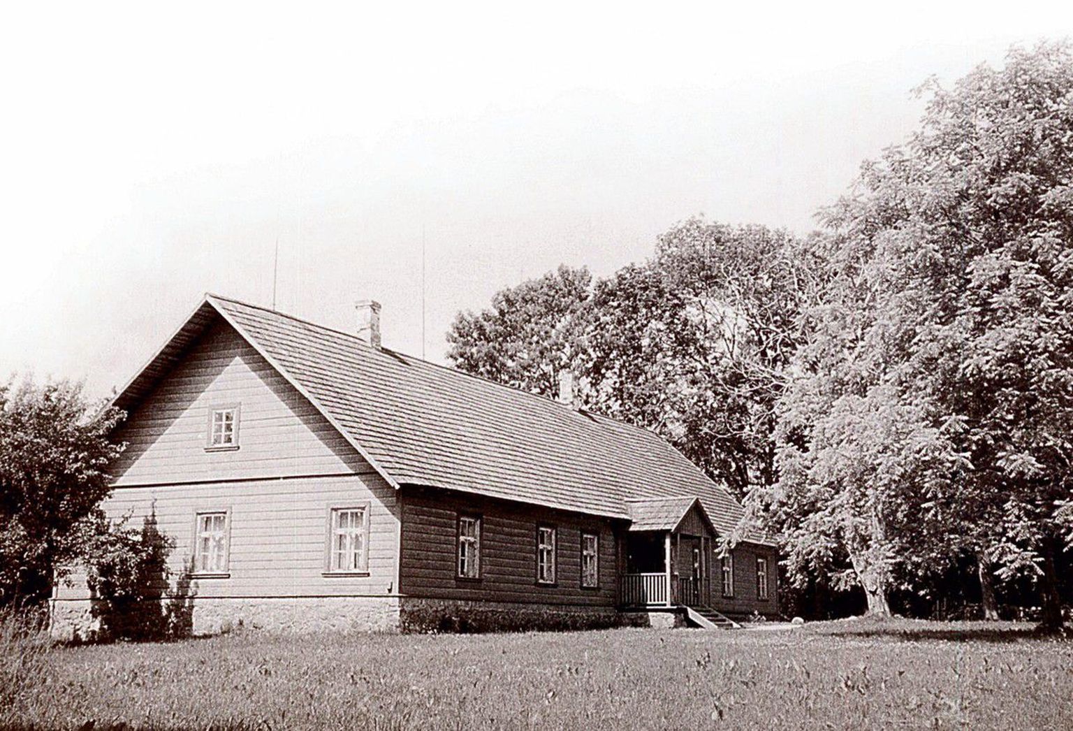 Oskar Luts õppis Palamuse koolimajas aastail 1895–1899. Nendes klassitubades filmiti 1960ndate lõpul ka Arvo Kruusementi käe all «Kevade» ainetel samanimeline linateos.