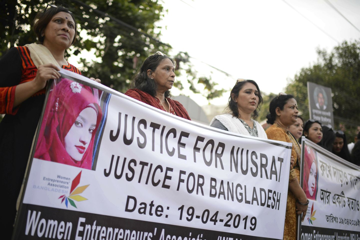 Protestētāji Bangladešā pieprasa taisnīgumu pēc 19 gadus vecās Nusratas Džahanas slepkavības šī gada aprīlī.