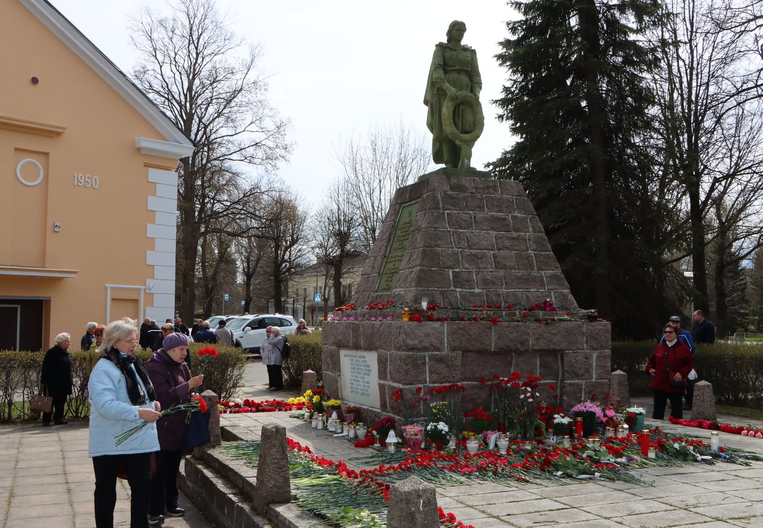 К памятнику в старом городе Кохтла-Ярве 9 мая люди годами приходили и приносили цветы. Нынче из-за ограничений, введенных правительством в связи с войной в Украине, обошлось без привычной советской и российской символики, и людей было меньше, чем обычно.