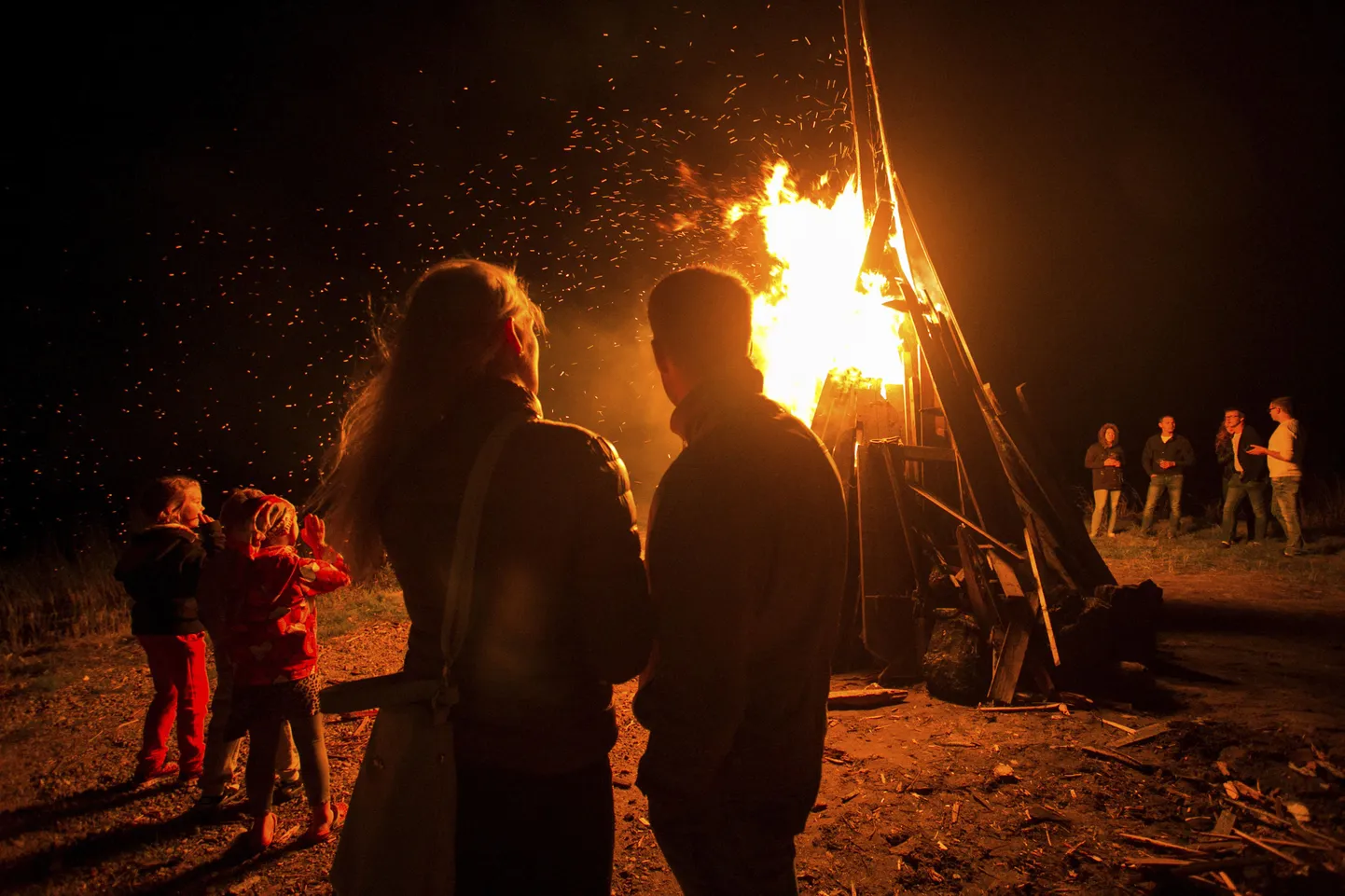 Muinastulede ööl on kõige tähtsam lõkketule valgel sõpradega koos olemine.