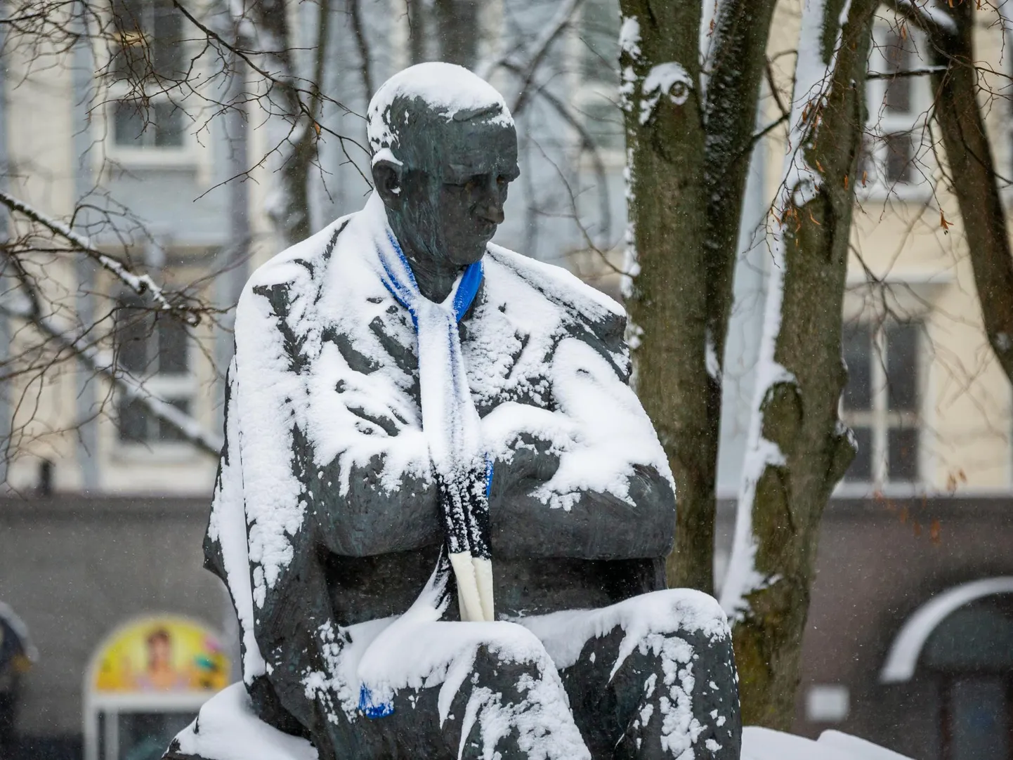 Lumesadu Tallinnas. Tammsaare kuju.