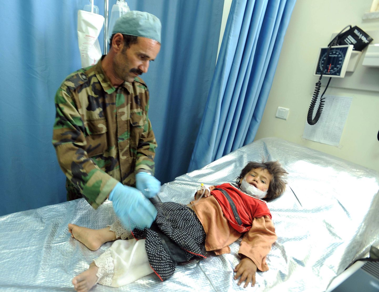 Palju sagedamini kui NATO sõdurid kannatavad afganistani mässuliste pommides tavalised tsiviilisikud. Pildil on augustis Herati provintsis kärgatanud pommis viga saanud laps sõjaväehaiglas ravil.