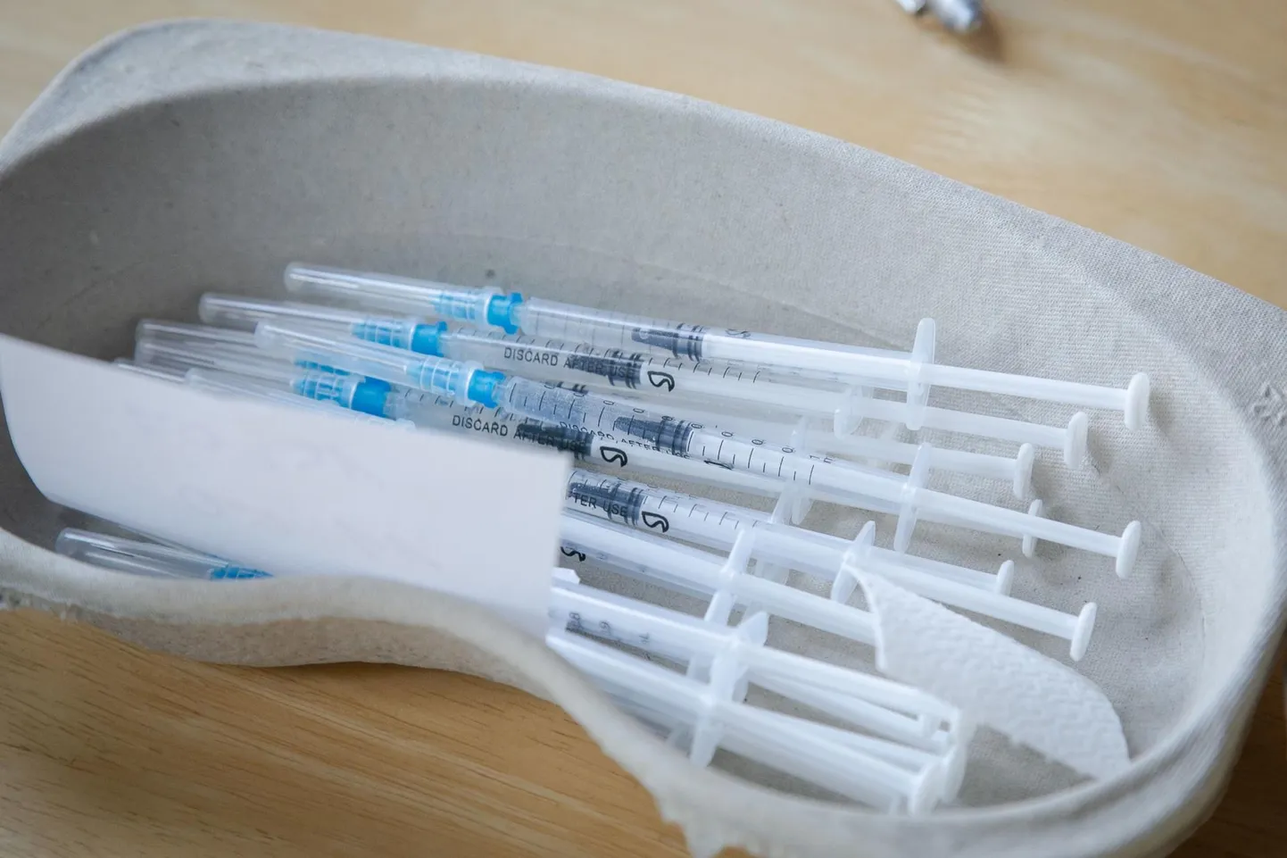 Eesti immunoprofülaktika ekspertkomisjoni soovitusel peaksid ennast COVID-19 vaktsiini teise tõhustusdoosiga vaktsineerima eeskätt riskirühmad.