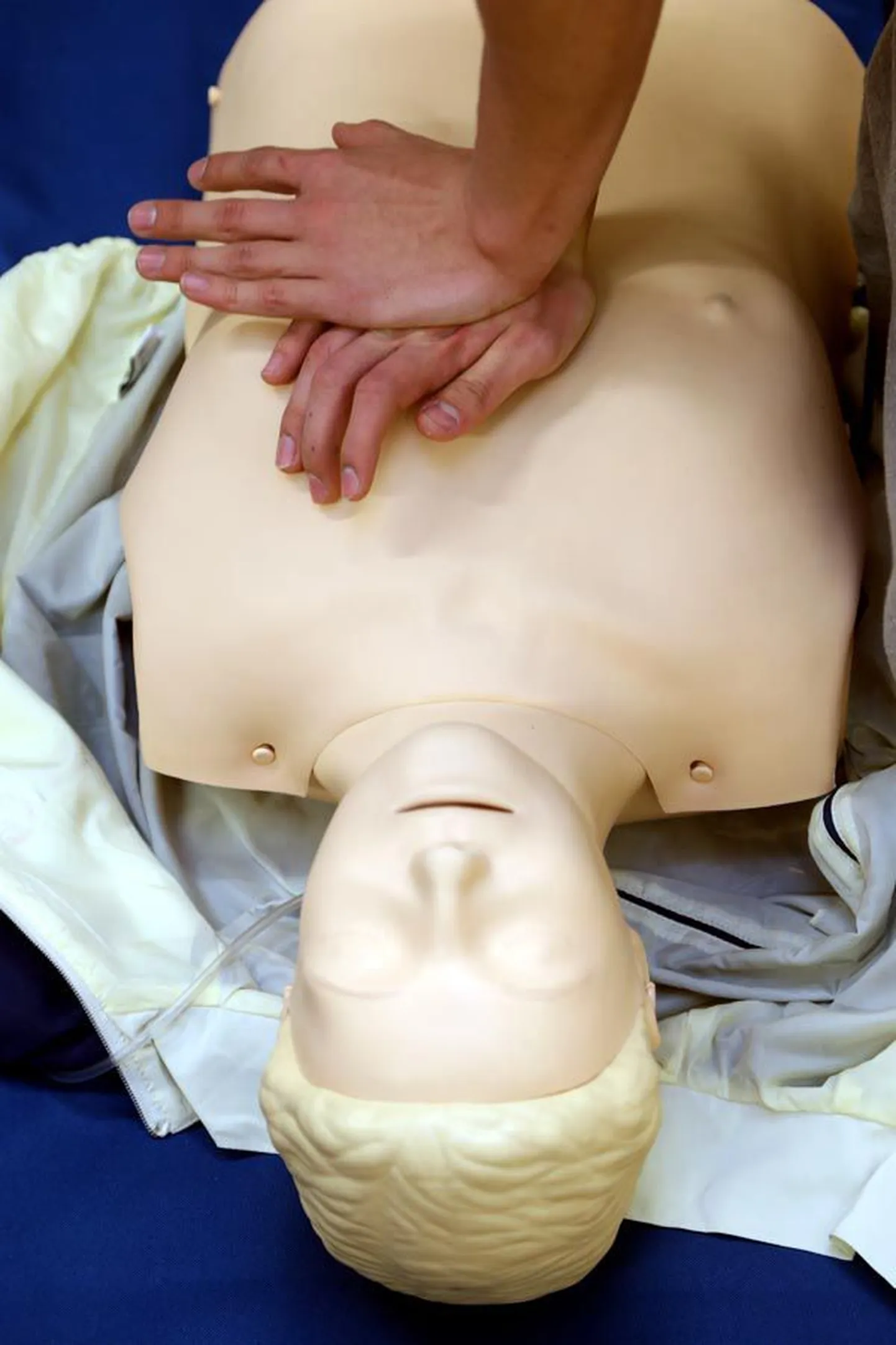 16. oktoober on üleeuroopaline südame taaskäivitamise päev ja juba kolmandat aastat korraldatakse siis sihtasutuse Tartu Kiirabi eestvedamisel taaselustamise alustamist julgustavaid aktsioone. Eelmisel aastal õpetasid vabatahtlikud muu hulgas Viljandi turul möödakäijatele mõne minuti jooksul, kuidas teha südamemassaaži. Ka homme jõuab Tartu Kiirabi teeninduspiirkonnas ettevõetav aktsioon «Sinu käed päästavad elu!» sadade või isegi tuhandete inimesteni.