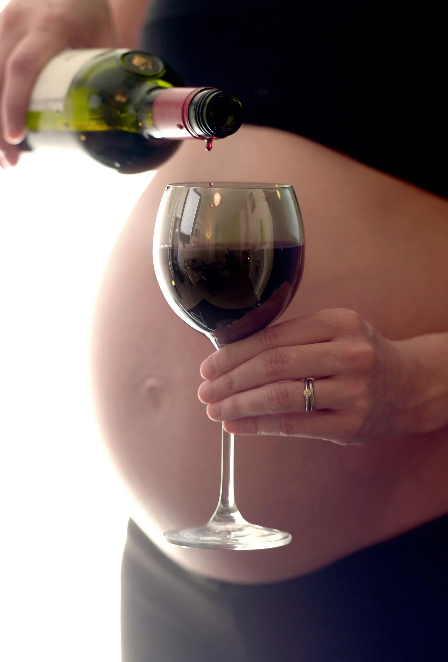 Alkoholi tarvitamine raseduse ajal võib mõjutada haiguste teket soodustavaid protsesse, selgub Helsingi Ülikooli, Tervisetehnoloogiate Arenduskeskuse ja Tartu Ülikooli Kliinilise Meditsiini Instituudi ühisuuringust.
