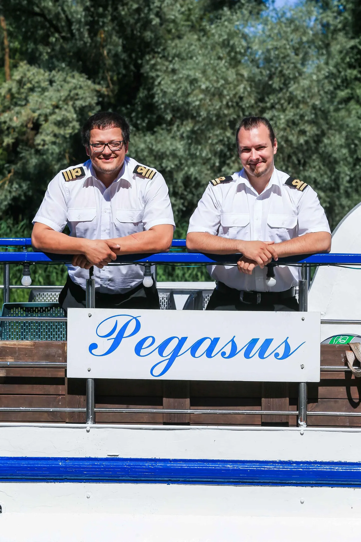 Pegasuse kapten Rainer Napits (vasakul) ja tüürimees Kahrut Silvester Vilbaste on kolleegid ja head sõbrad ning sellepärast soovis kapten ka teda pildile. Tüürimees Vilbaste on kunstikooli lõpetanud skulptor ja meisterdab vabal ajal puuskulptuure, tema töid leiab näiteks Pokumaalt.