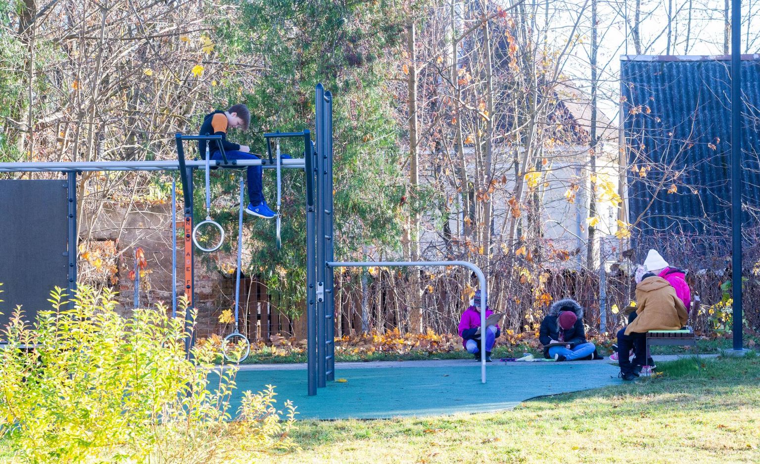 Kunstitunni ülesande täitmiseks seadis Kesklinna kooli 5.a klassi õpilane Lennart Lehto end üles redelile, maa ja taeva vahele.