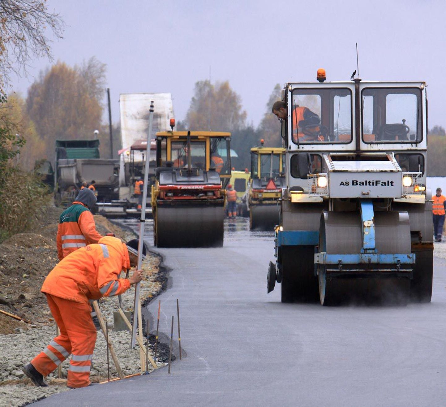 Eile käis asfaltimistöö Pärnu ja Kaubasadama tee vahelisel lõigul, kuu lõpuks peaks liiklus Lihula maanteel taas harjumuspäraselt kahel niidil kulgema.