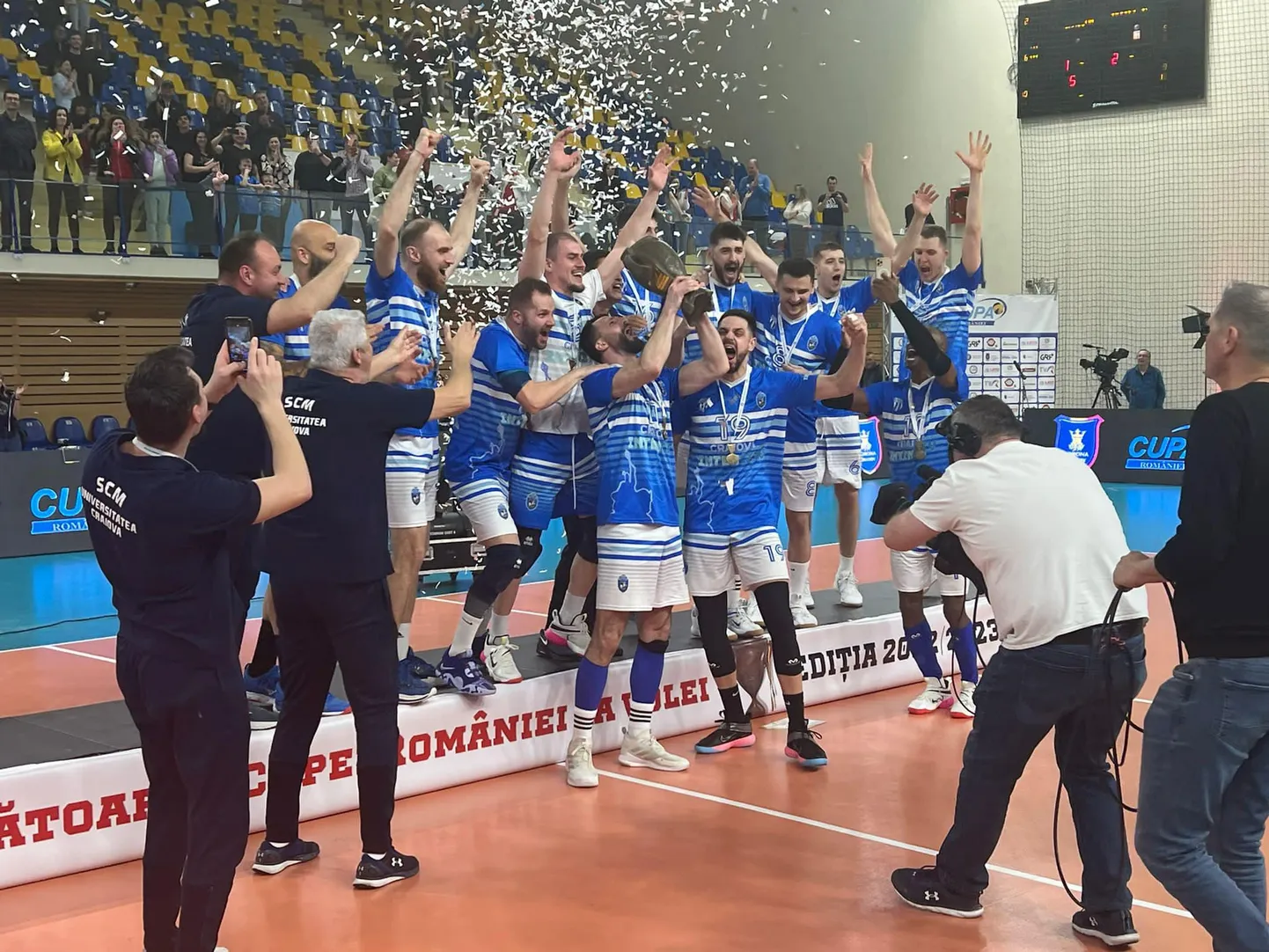 Rober Viiber (paremal, käed üleval) tähistamas kaaslastega triumfi.