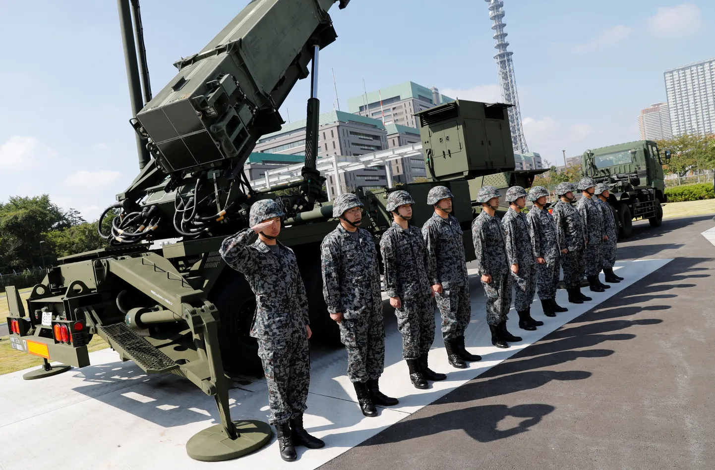 Jaapani kaitseväelased raketisüsteemi Patriot (PAC-3) ees.