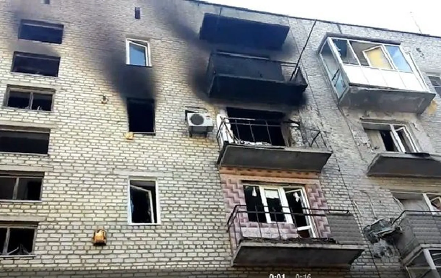Кадр из распространяемого в Сети видео, на котором, как утверждается, изображены последствия обстрела Марьяновки.