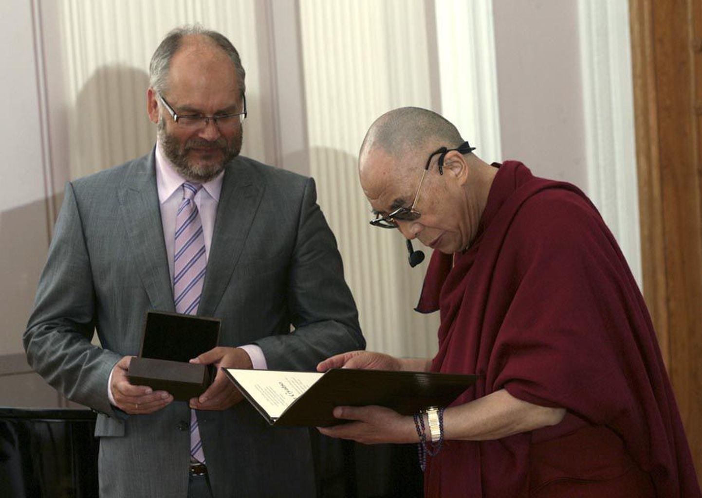 Kui dalai-laama viimati Eestis käis, andis rektor Alar Karis talle Tartu ülikooli audoktori diplomi ja medali.