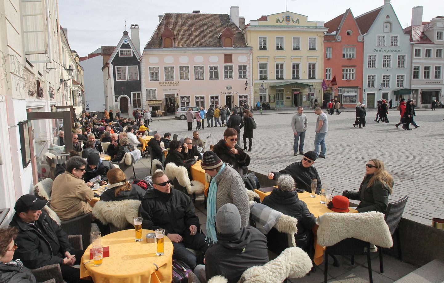 Turistid Tallinna välikohvikutes