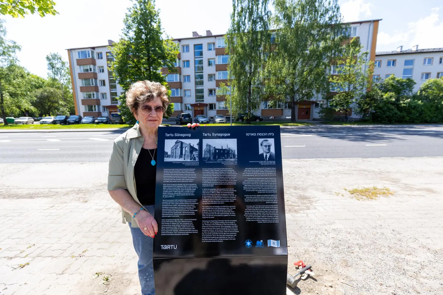 Tartu juudi kogukonna juht Ilona Smuškina poseeris eile pärastlõunal veekeskuse juures mälestustahvliga, mida ei saanud tehnilistel põhjustel sünagoogi kunagisse asukohta, taamal asuva Turu 11 kortermaja juurde paigaldada.