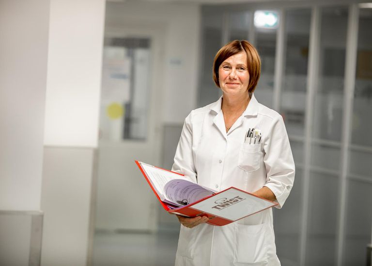 Teenetemärk antakse Pärnu haigla II sisehaiguste osakonna juhatajale Katrin Antsovile neuroloogiliste haiguste ajakohase ravi ja neuroloogia eriala arendamise eest Pärnu linnas ja maakonnas.