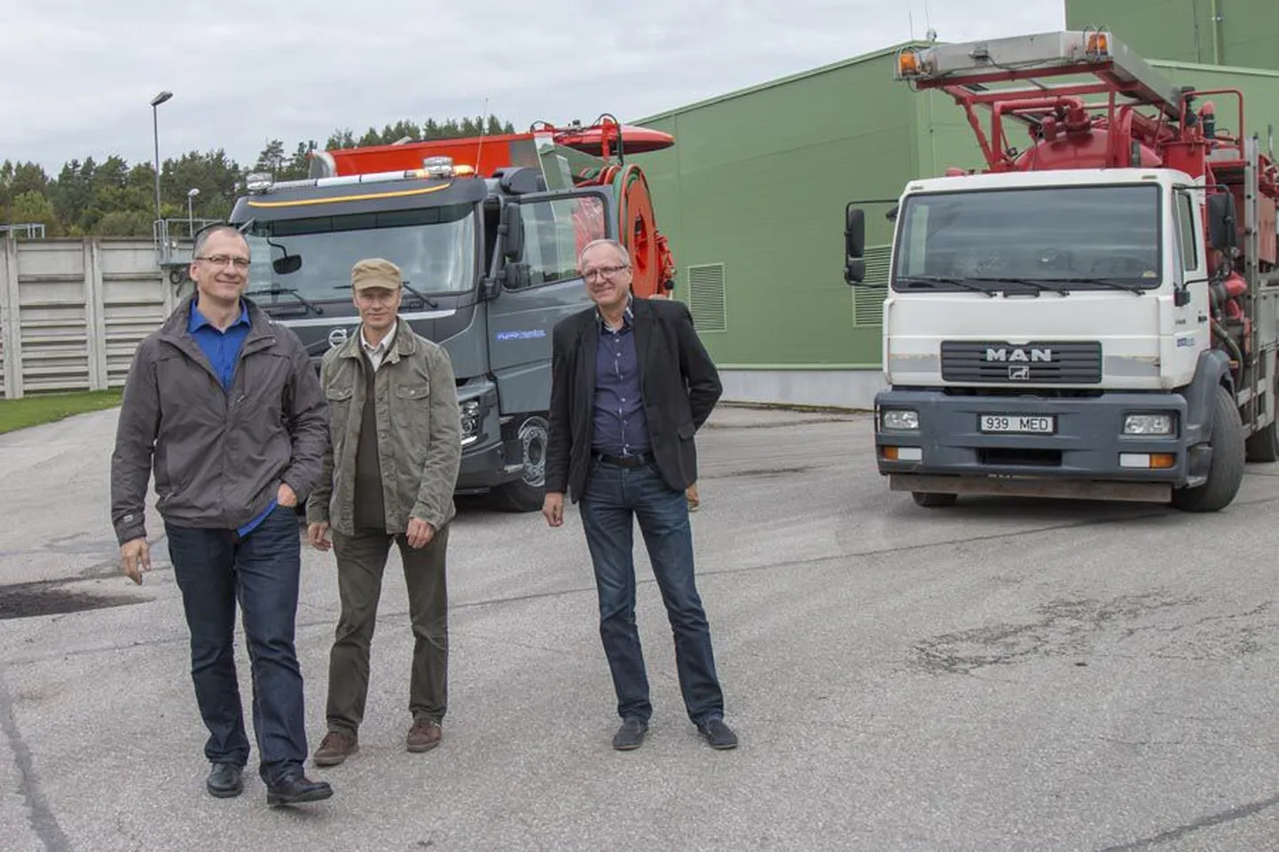 Viljandi Veevärgi juhil Toomas Porrol (vasakult), projektijuhil Ranno Mellisel ja keskkonnainvesteeringute keskuse juhil Veiko Kaufmannil oli eile põhjust uue auto taustal naeratada, sest pikk ja kallis töö sai valmis. Paremal on näha auto, mis puhastas linnas suuri torusid viimase kümne aasta jooksul.