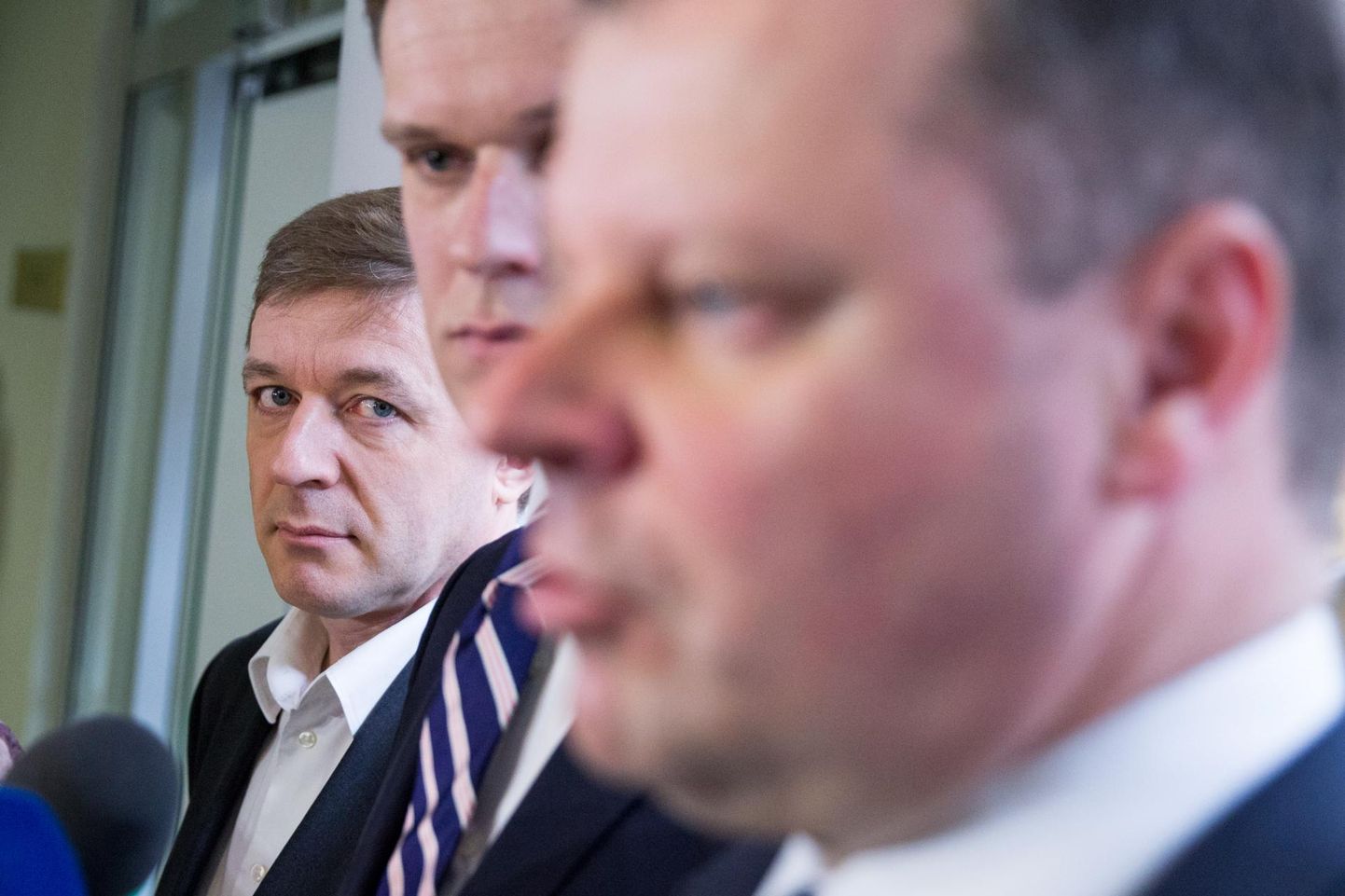 Talunike ja Roheliste Liidu esimees Ramunas Karbauskis (vasakul) jälgimas erakonnakaaslase ja Leedu peaministri Saulius Skvernelise (paremal) sõnavõttu. FOTO: Žygimantas Gedvila/Scanpix