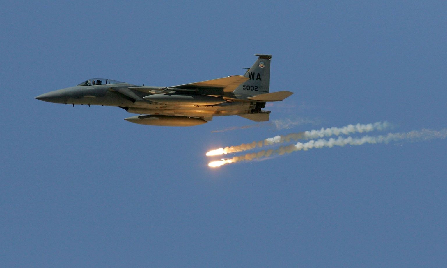 USA õhujõudude hävitaja F-15 Eagle tulistamas valgusrakette Nevada kõrbesse rajatud treeningpolügooni kohal.