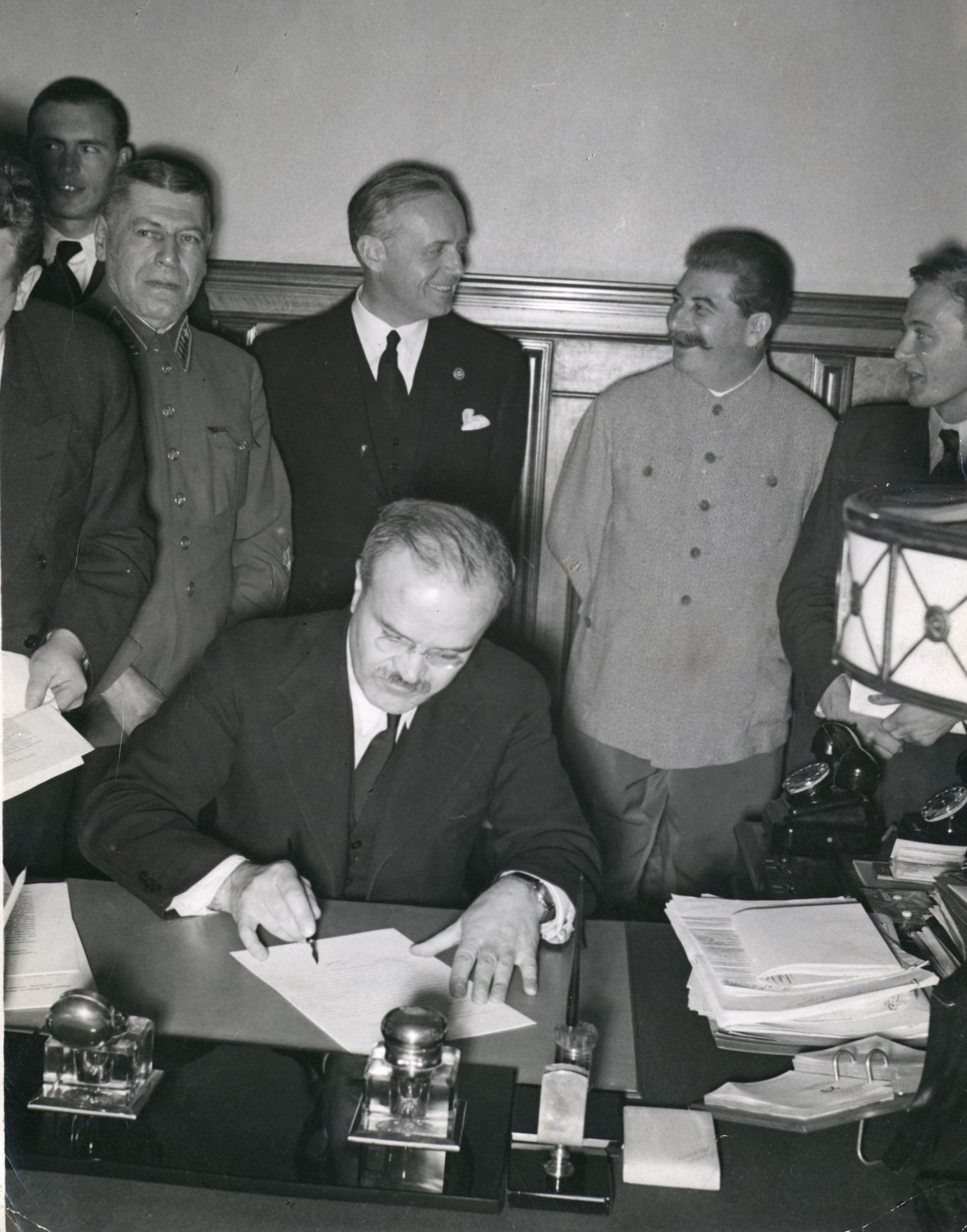 Molotov allkirjastamas pakti, millega vallandus Teine maailmasõda.