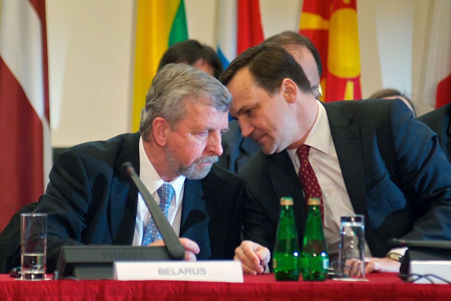 Poola välisminister Radoslaw Sikorski (paremal) koos Valgevene opositsioonipoliitiku Aleksandr Milinkevitšiga.