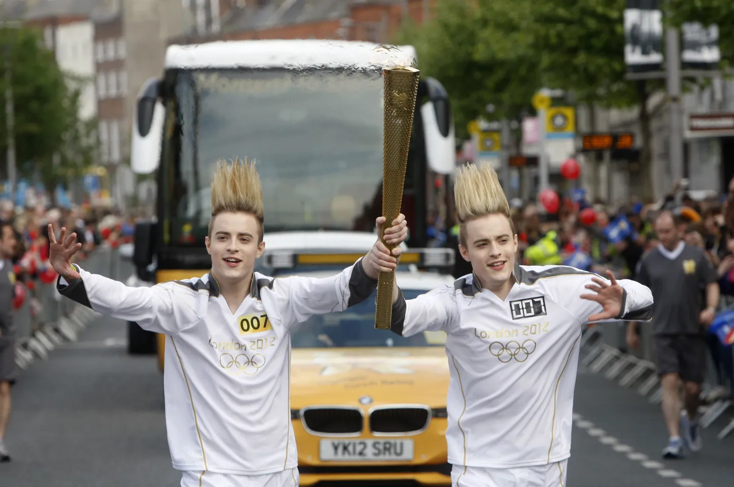 Jedward Dublinis olümpiatõrvikut kandmas