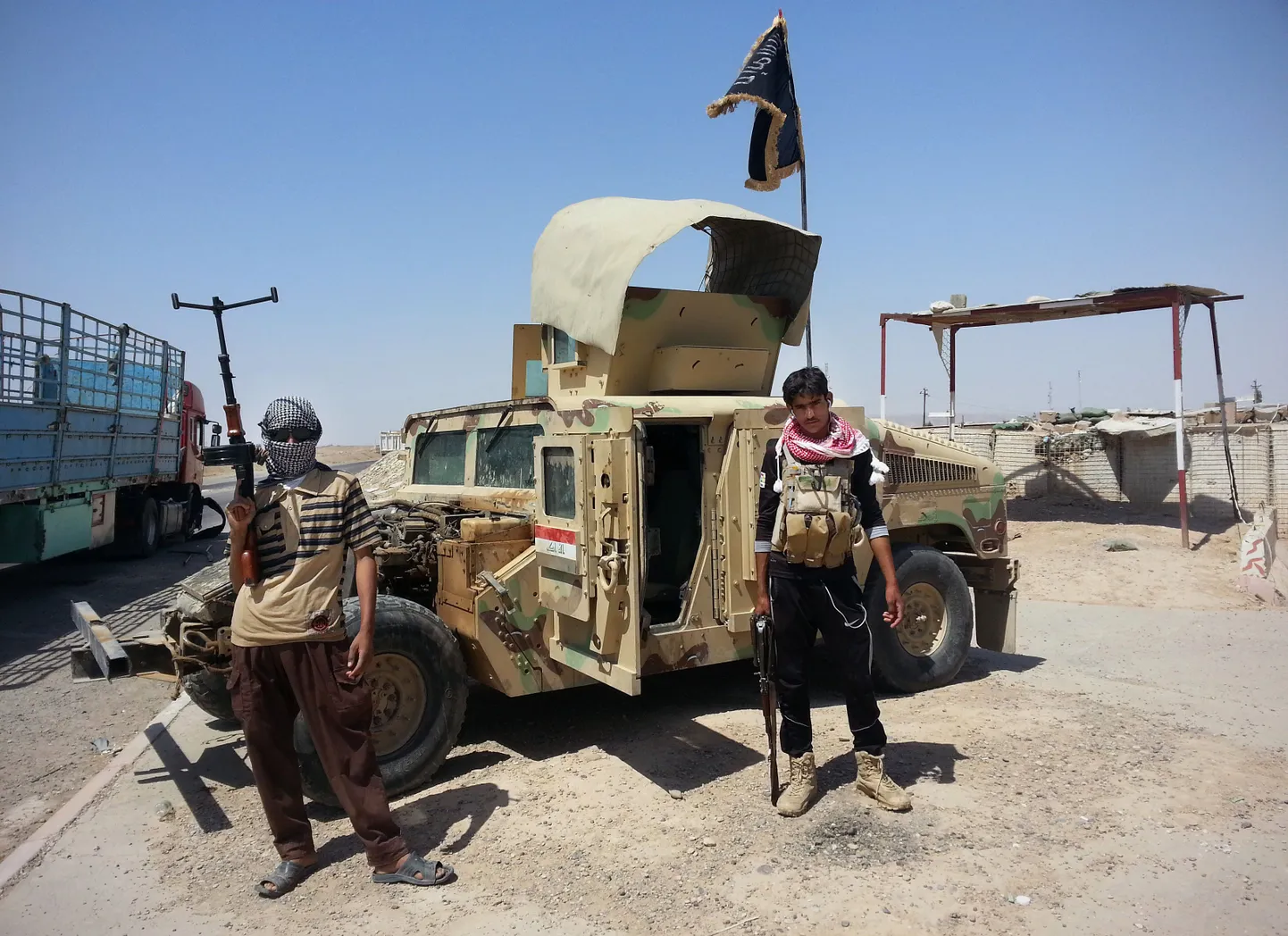Juunis poseerisid Islamiriigi äärmuslased uhkelt äsjavallutatud Beiji naftakompleksi kõrval.