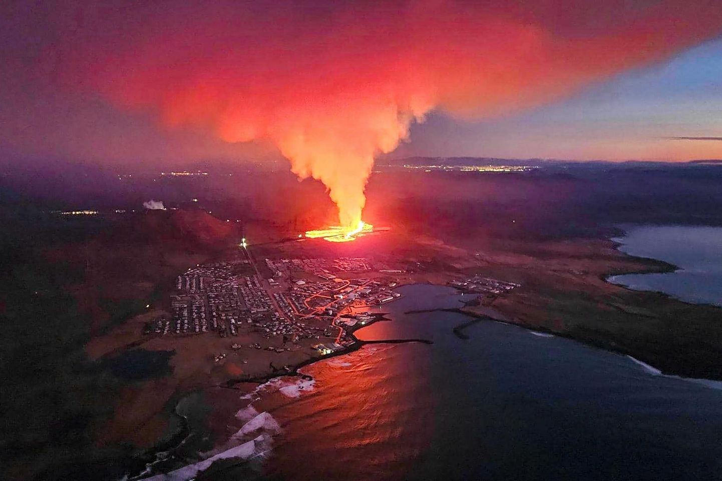 Maapinnast välja purskav laava ja suitsusammas pühapäeval Edela-Islandil Grindavíki kalurilinna külje all.