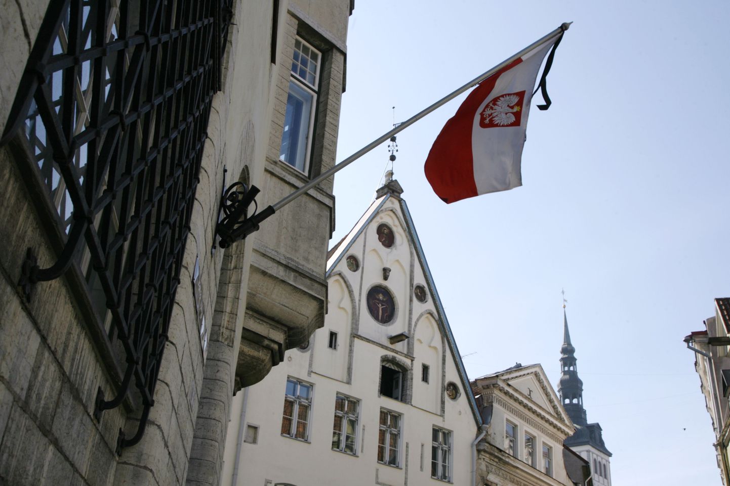 Poola saatkonna küljes Tallinnas lehvib leinalipp.